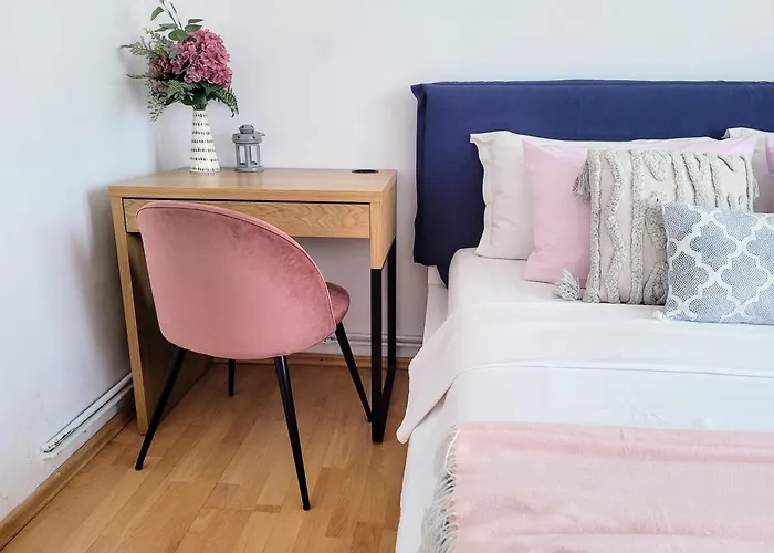 Cozy City Retreat, Obor Market & Metro