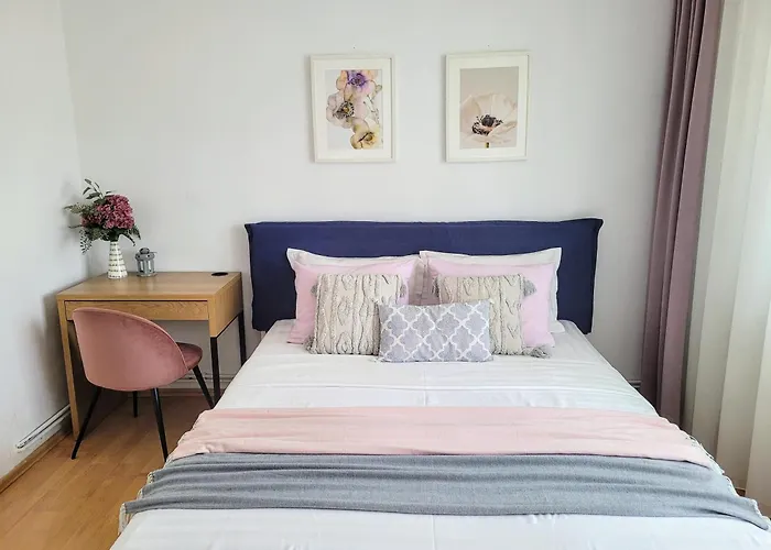Cozy City Retreat, Obor Market & Metro