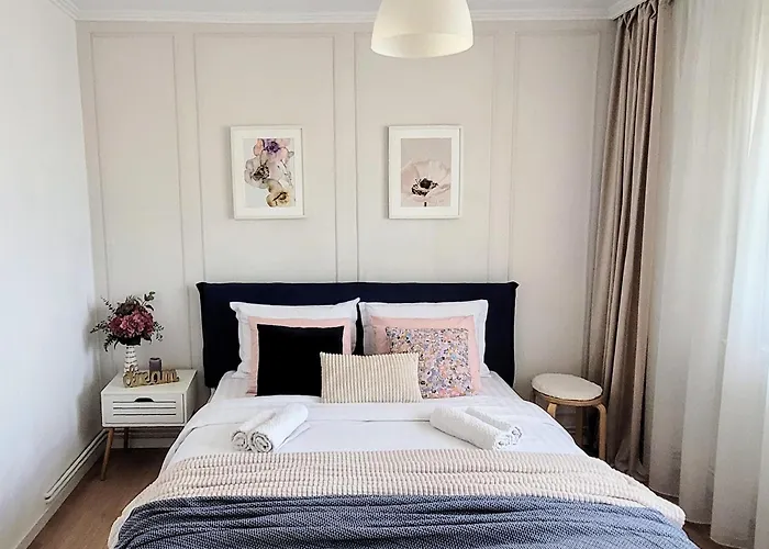 Cozy City Retreat, Obor Market & Metro